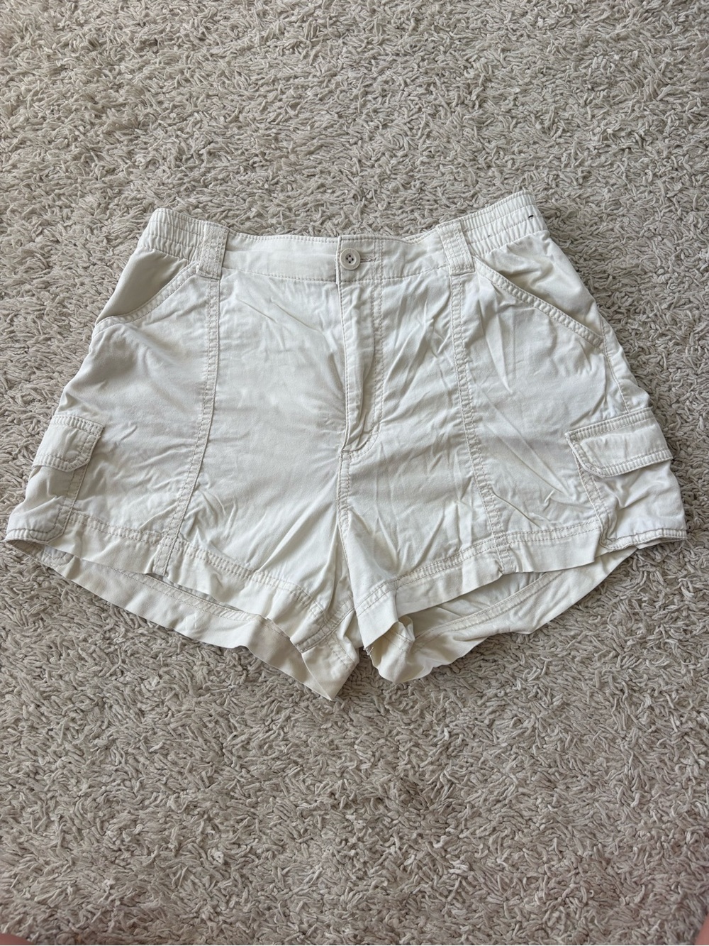 Hollister Cream Cargo Shorts with Side Pockets
